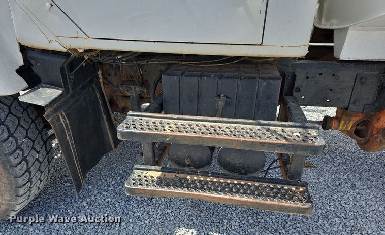 image for item DT6795 1987 International F2574 water truck