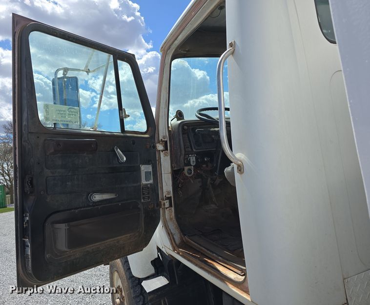 image for item DT6795 1987 International F2574 water truck