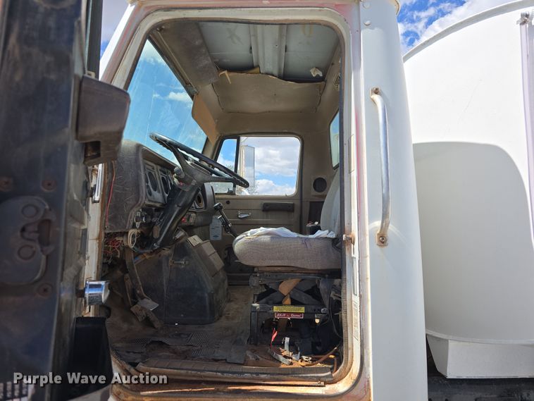 image for item DT6795 1987 International F2574 water truck