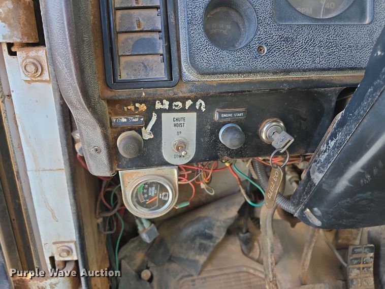 image for item DT6795 1987 International F2574 water truck