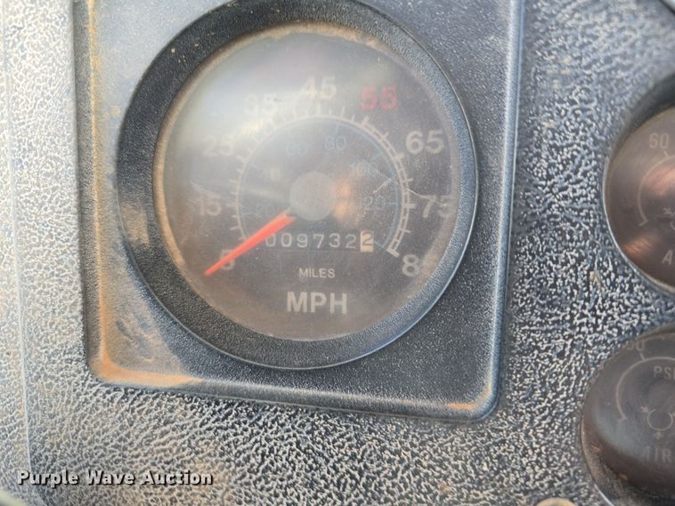 image for item DT6795 1987 International F2574 water truck