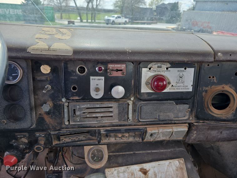 image for item DT6795 1987 International F2574 water truck