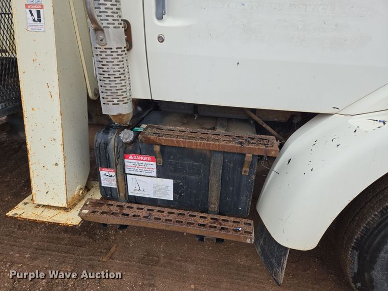 image for item DT7107 1997 Ford LT8501 Louisville crane truck