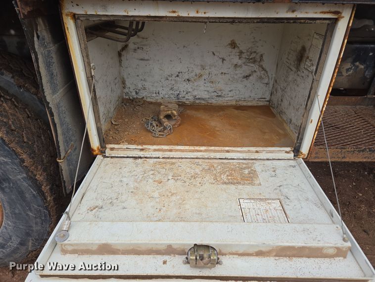 image for item DT7107 1997 Ford LT8501 Louisville crane truck