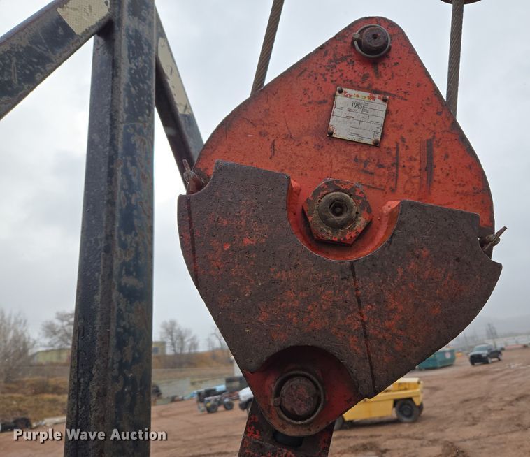 image for item DT7107 1997 Ford LT8501 Louisville crane truck