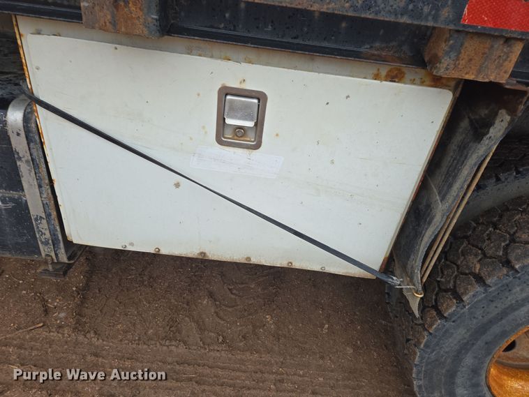 image for item DT7107 1997 Ford LT8501 Louisville crane truck