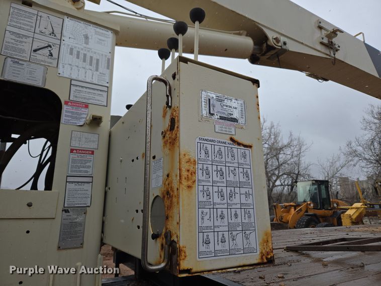 image for item DT7107 1997 Ford LT8501 Louisville crane truck