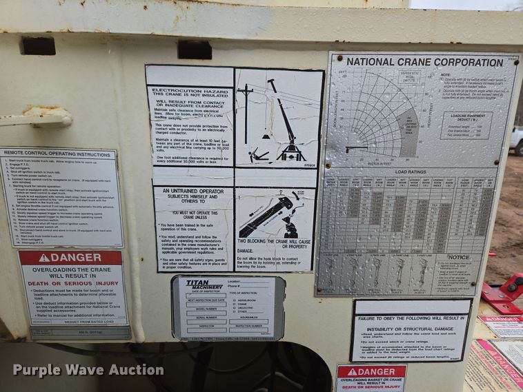 image for item DT7107 1997 Ford LT8501 Louisville crane truck