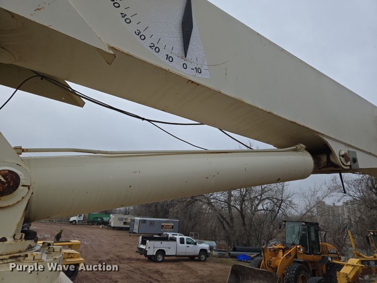 image for item DT7107 1997 Ford LT8501 Louisville crane truck