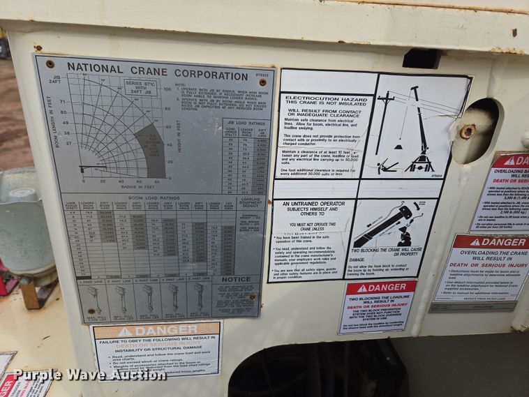 image for item DT7107 1997 Ford LT8501 Louisville crane truck