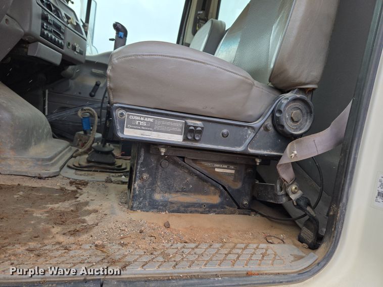 image for item DT7107 1997 Ford LT8501 Louisville crane truck