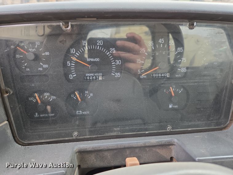 image for item DT7107 1997 Ford LT8501 Louisville crane truck