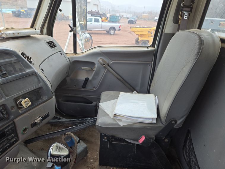 image for item DT7107 1997 Ford LT8501 Louisville crane truck