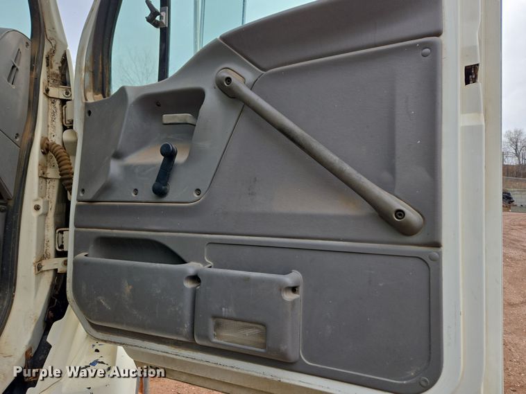 image for item DT7107 1997 Ford LT8501 Louisville crane truck