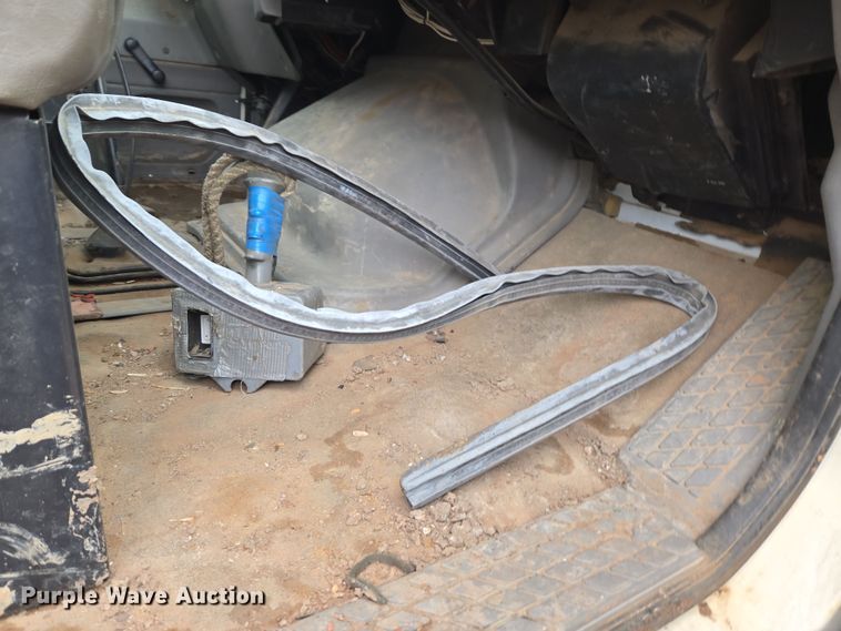 image for item DT7107 1997 Ford LT8501 Louisville crane truck