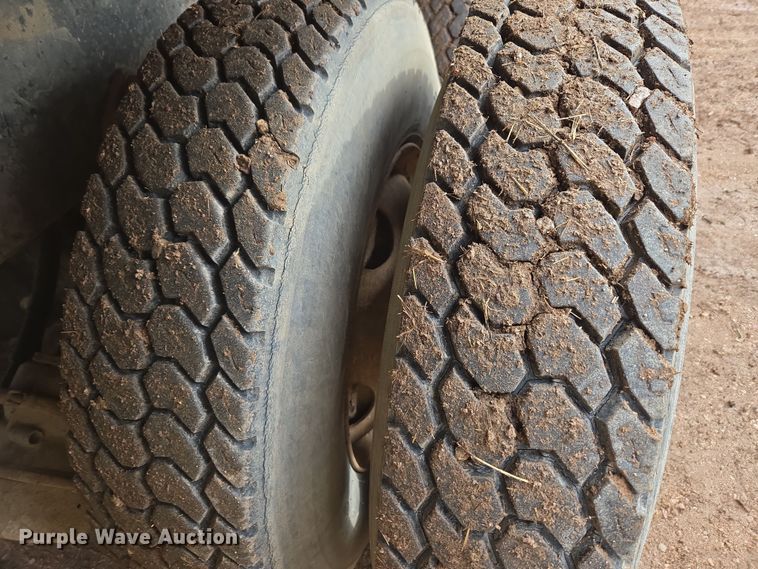 image for item DT7107 1997 Ford LT8501 Louisville crane truck