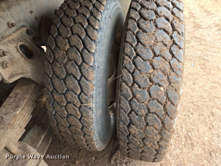 image for item DT7107 1997 Ford LT8501 Louisville crane truck