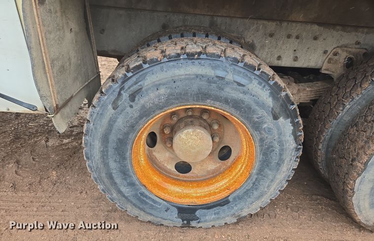 image for item DT7107 1997 Ford LT8501 Louisville crane truck