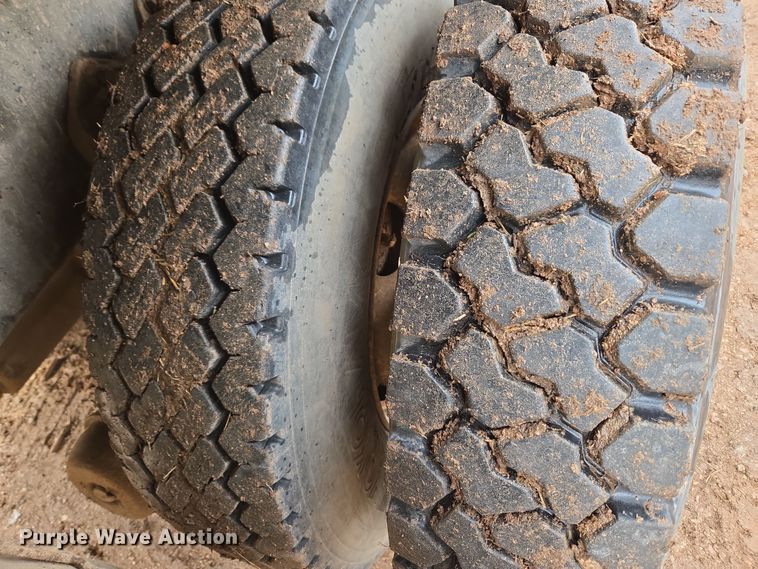 image for item DT7107 1997 Ford LT8501 Louisville crane truck