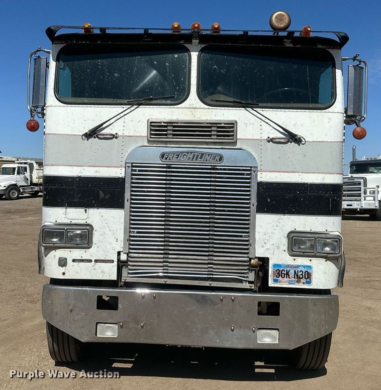 image for item DT7138 1986 Freightliner FLT semi truck