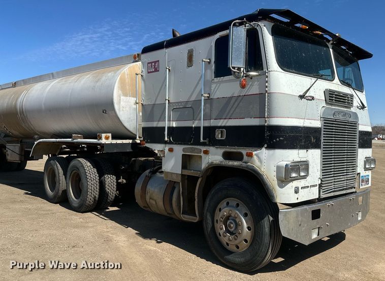 image for item DT7138 1986 Freightliner FLT semi truck