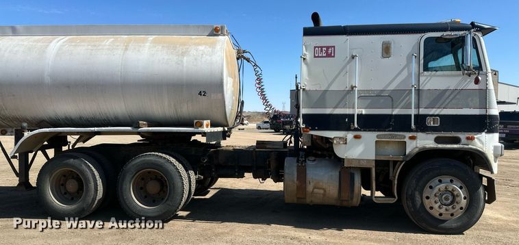 image for item DT7138 1986 Freightliner FLT semi truck