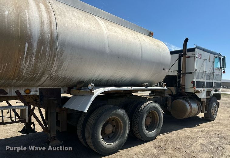 image for item DT7138 1986 Freightliner FLT semi truck