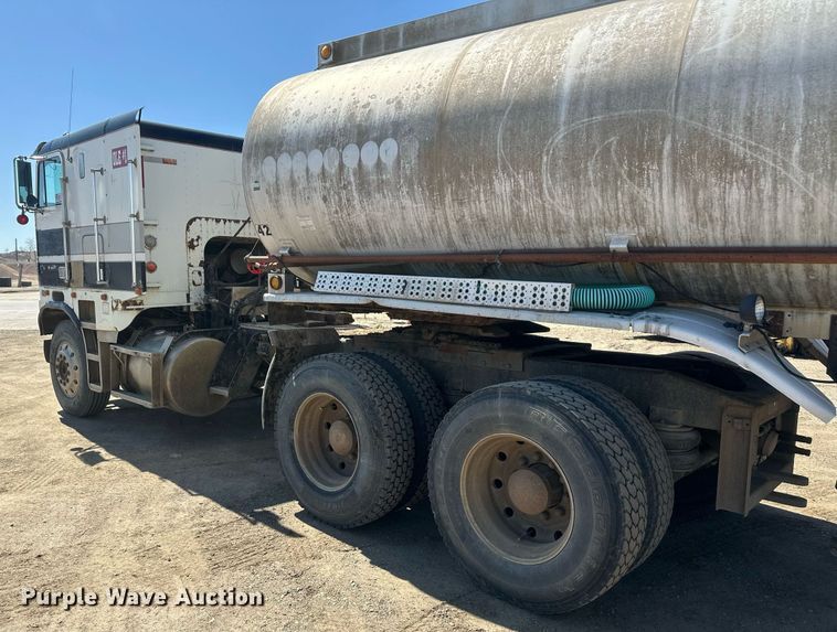 image for item DT7138 1986 Freightliner FLT semi truck