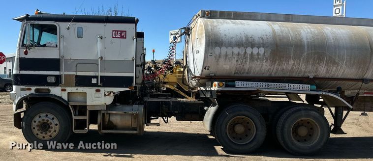 image for item DT7138 1986 Freightliner FLT semi truck