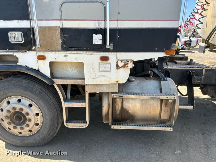 image for item DT7138 1986 Freightliner FLT semi truck
