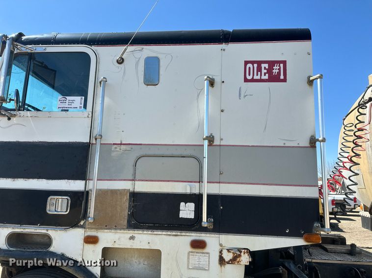 image for item DT7138 1986 Freightliner FLT semi truck