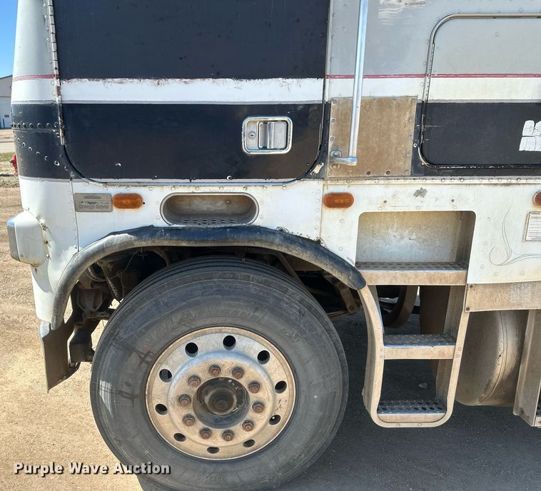 image for item DT7138 1986 Freightliner FLT semi truck