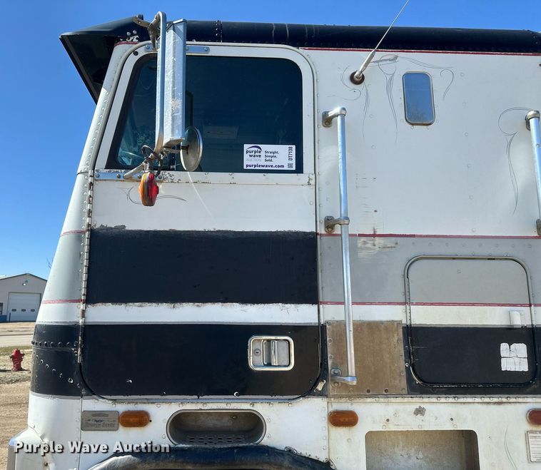 image for item DT7138 1986 Freightliner FLT semi truck