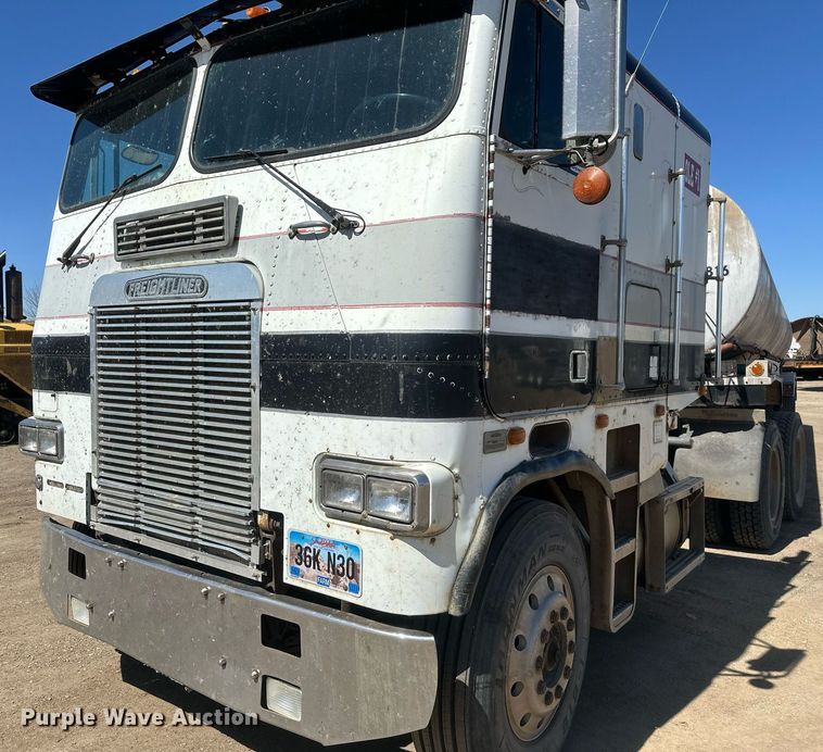 image for item DT7138 1986 Freightliner FLT semi truck