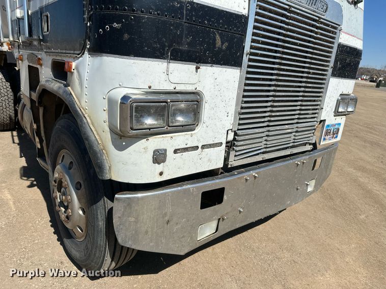 image for item DT7138 1986 Freightliner FLT semi truck
