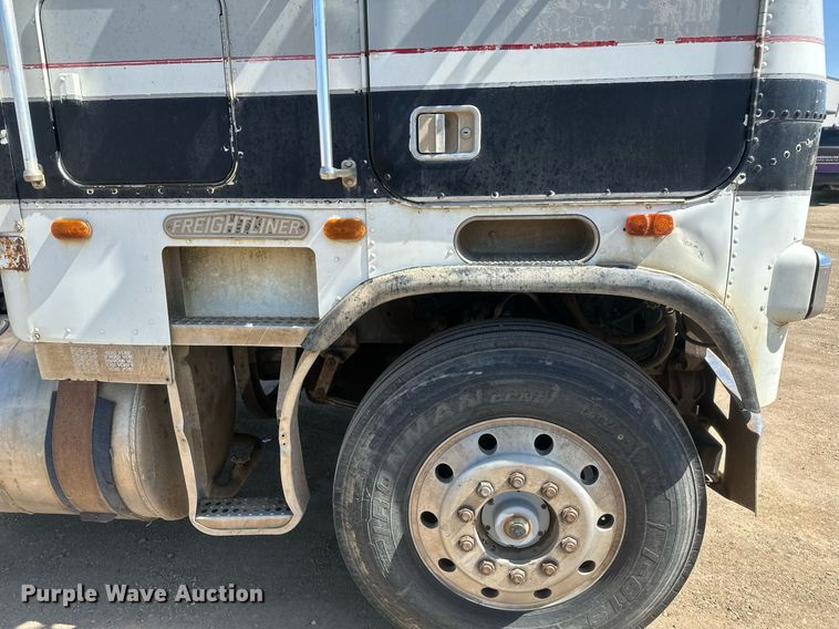 image for item DT7138 1986 Freightliner FLT semi truck