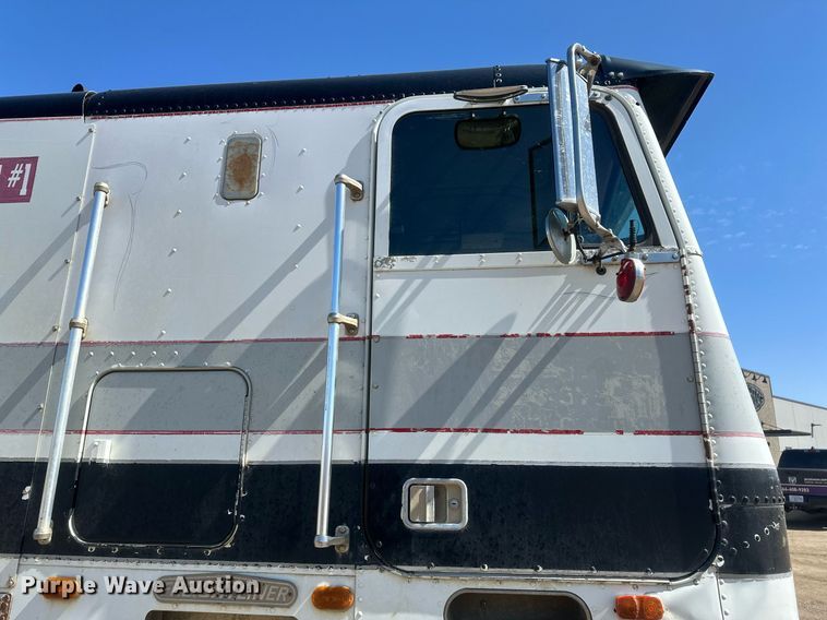 image for item DT7138 1986 Freightliner FLT semi truck