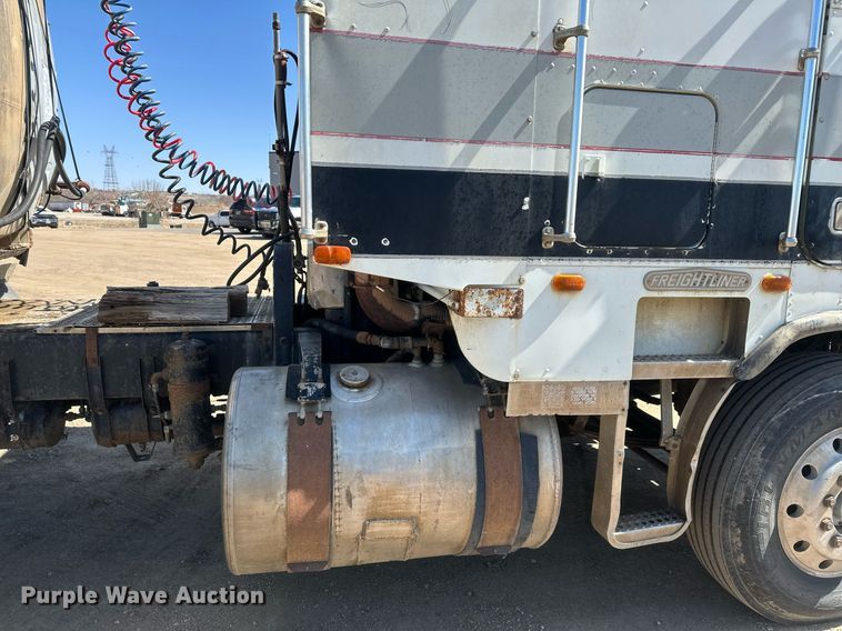 image for item DT7138 1986 Freightliner FLT semi truck