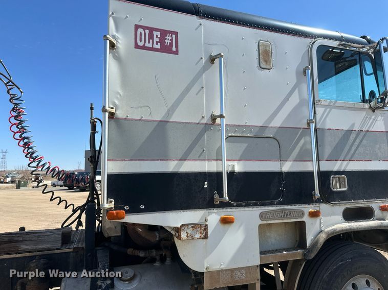 image for item DT7138 1986 Freightliner FLT semi truck