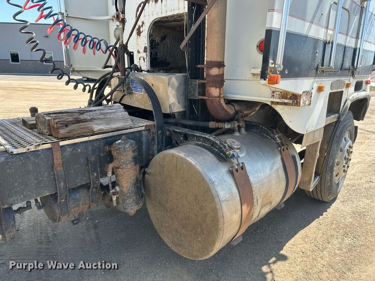 image for item DT7138 1986 Freightliner FLT semi truck