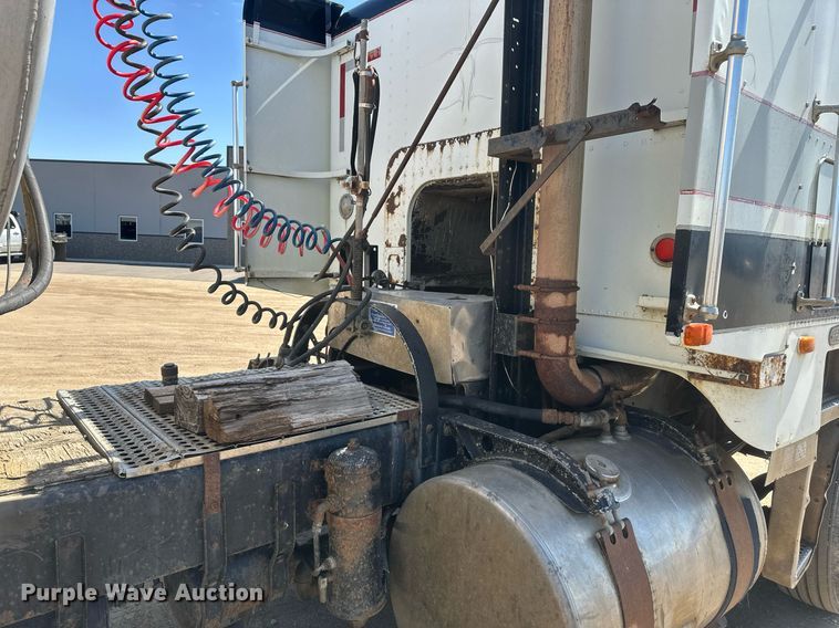 image for item DT7138 1986 Freightliner FLT semi truck