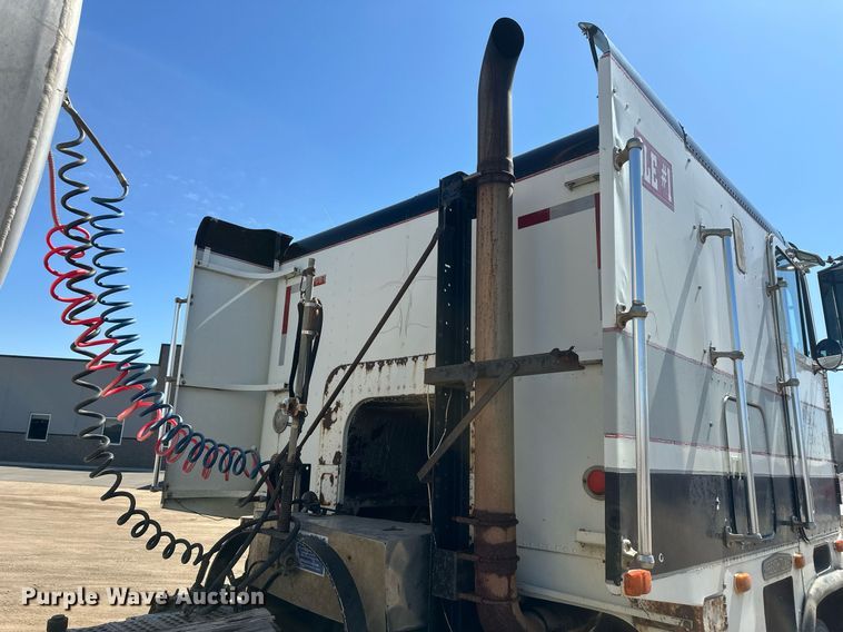 image for item DT7138 1986 Freightliner FLT semi truck