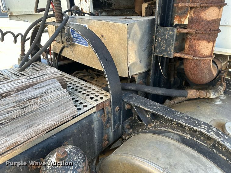 image for item DT7138 1986 Freightliner FLT semi truck