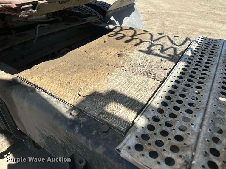 image for item DT7138 1986 Freightliner FLT semi truck