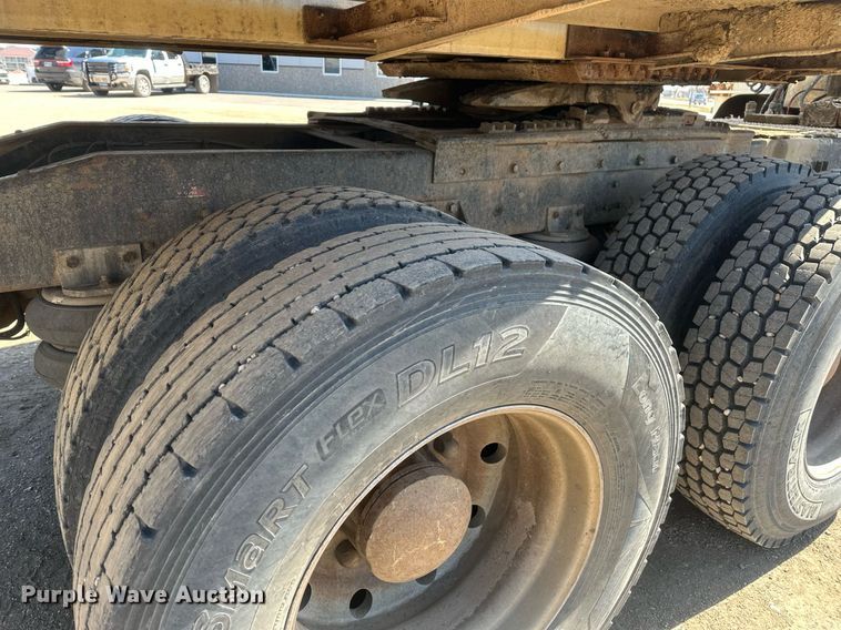 image for item DT7138 1986 Freightliner FLT semi truck