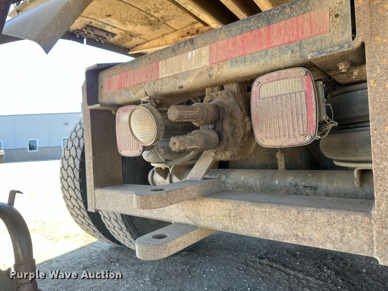 image for item DT7138 1986 Freightliner FLT semi truck