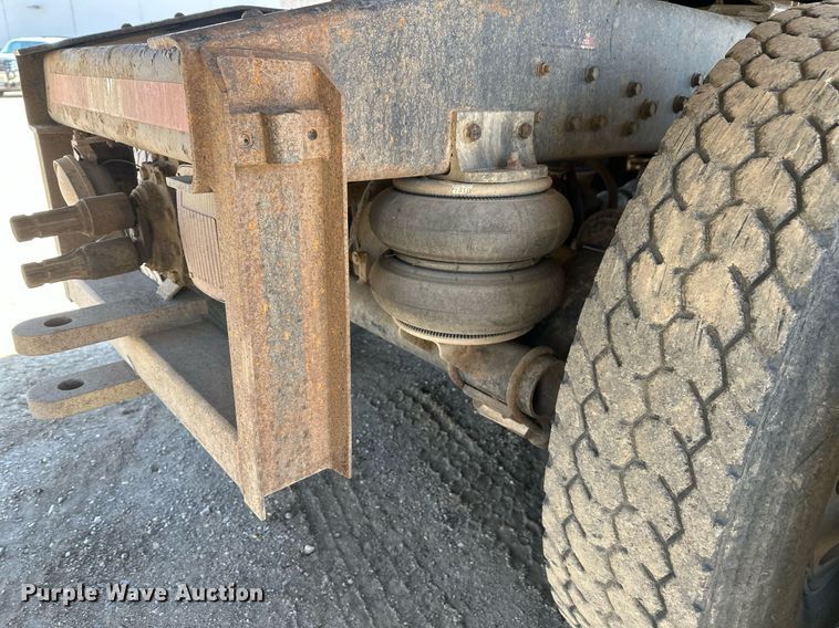 image for item DT7138 1986 Freightliner FLT semi truck