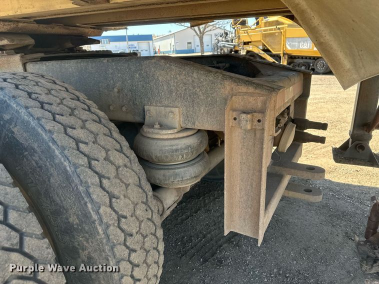 image for item DT7138 1986 Freightliner FLT semi truck