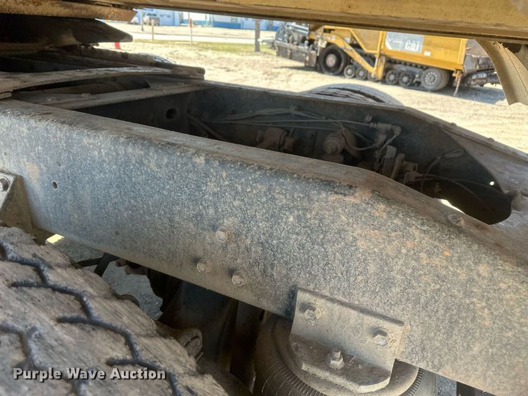 image for item DT7138 1986 Freightliner FLT semi truck