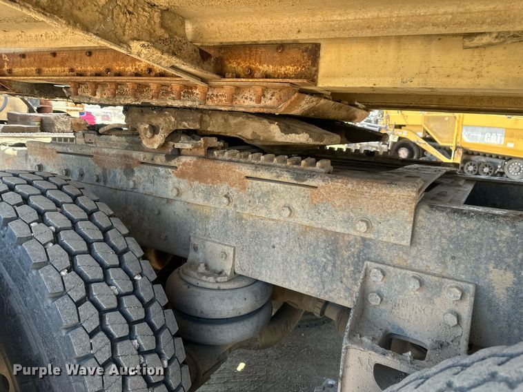 image for item DT7138 1986 Freightliner FLT semi truck